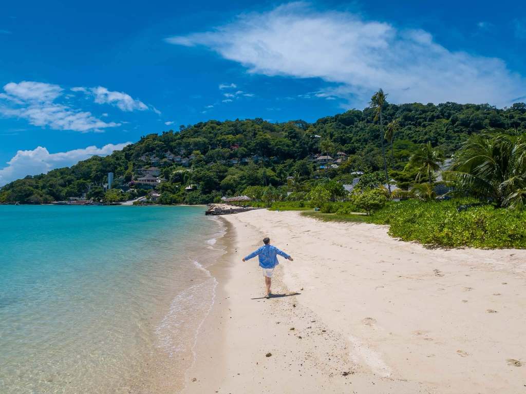 ม็อบเดินบนหาดทรายขาวหน้า SAii Phi Phi Island Village เกาะพีพี