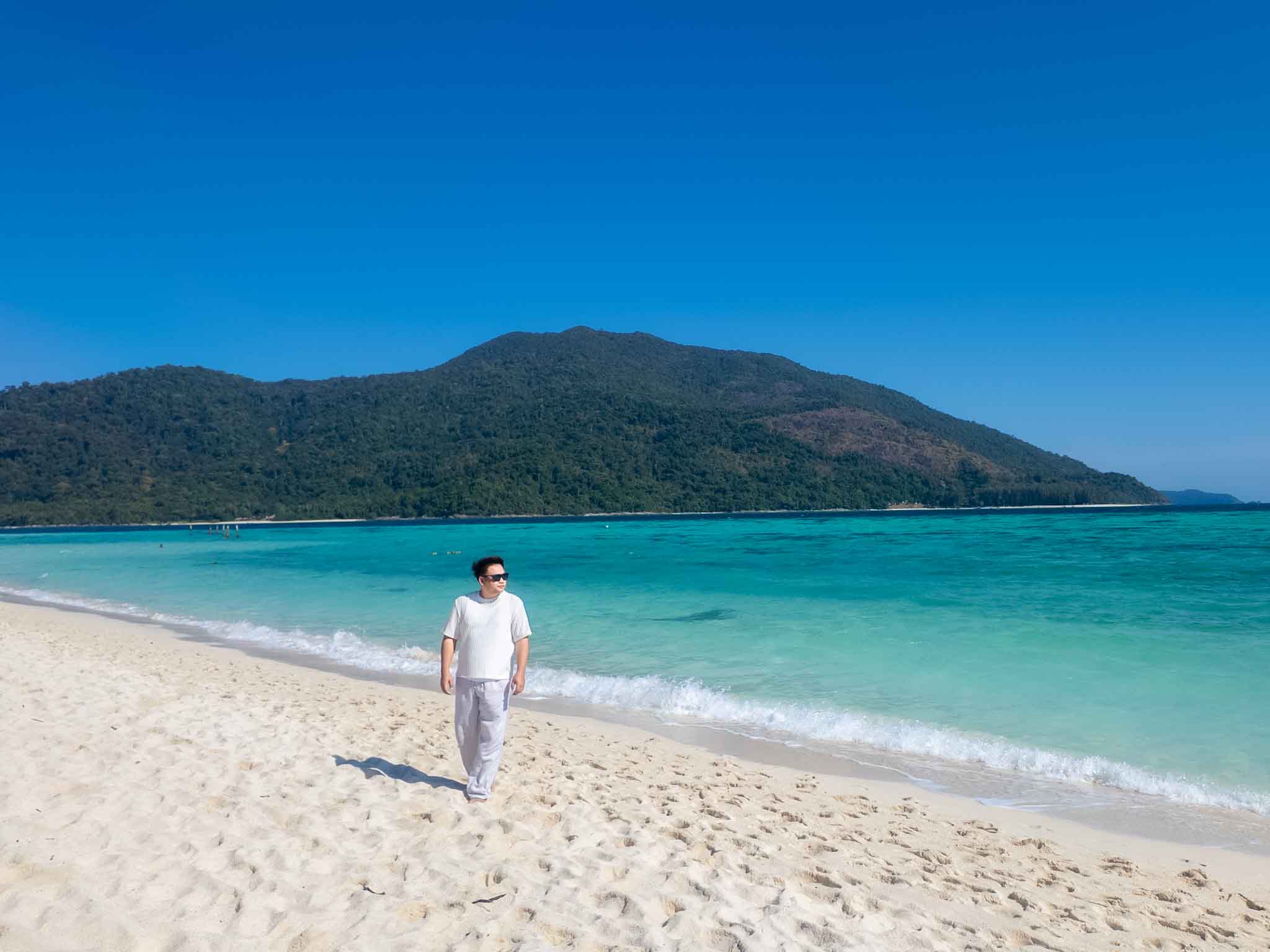 เดินเล่นริมชายหาด