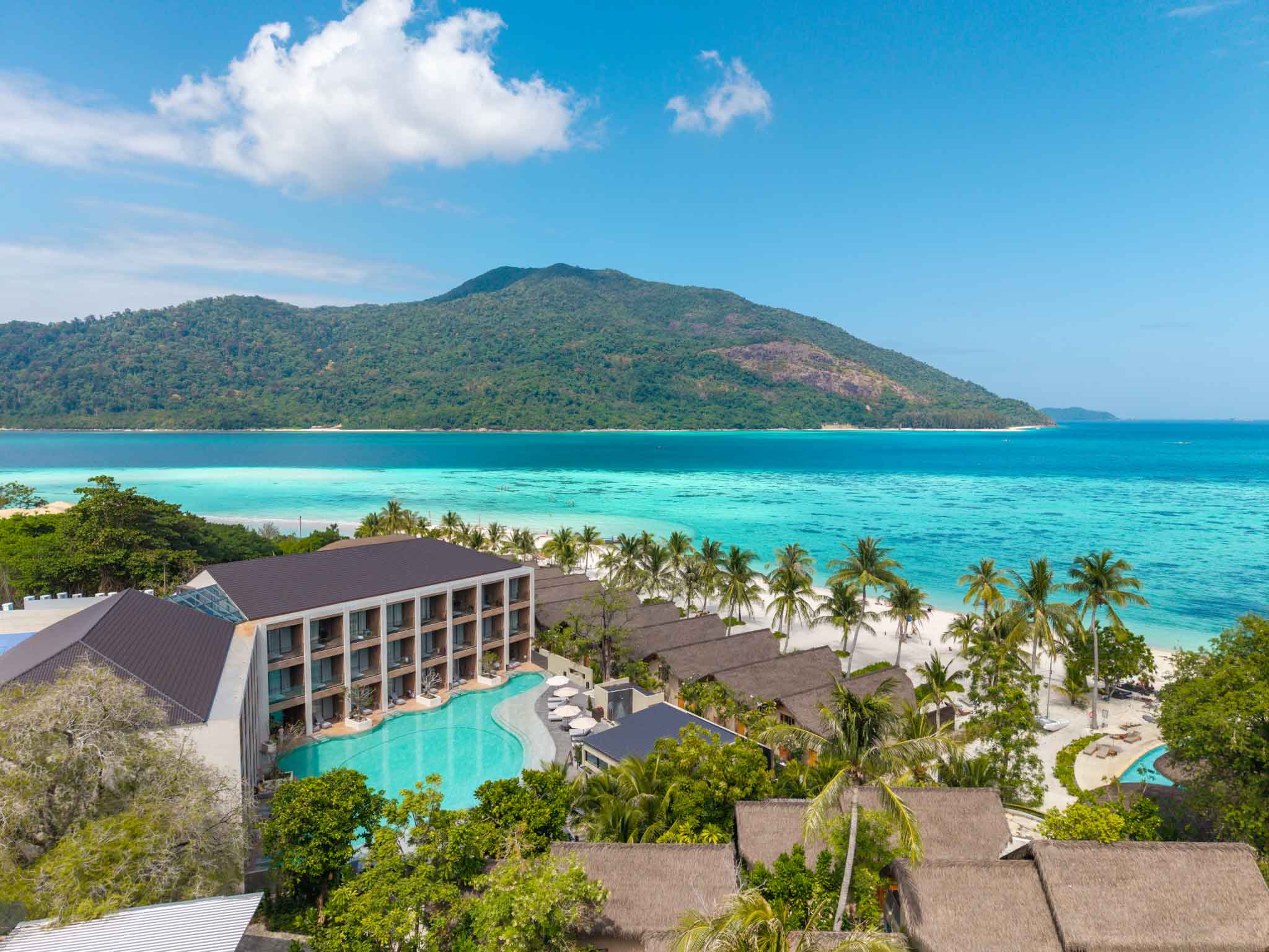 ภาพมุมสูง Irene Resort กับสระว่ายน้ำและทะเลหลีเป๊ะ
