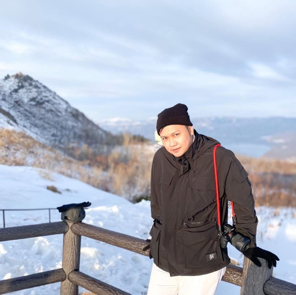 Mob with his camera at a snowy mountain viewpoint